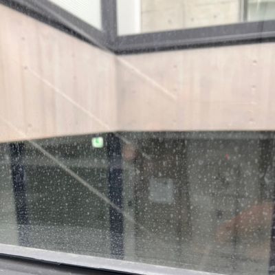 清掃前の窓ガラスに付着した汚れと水垢。外観の印象を損ねている状態。