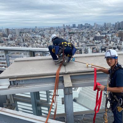ロープアクセスによる高所窓ガラス清掃の様子。安全・効率的にビル外観を洗浄。