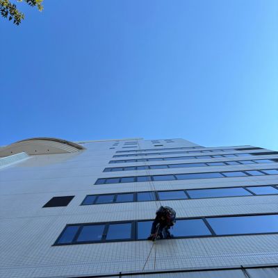 高所窓清掃チームがオフィスビルのガラス面を洗浄。美観維持と安全作業を両立