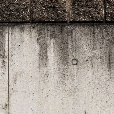 高所外壁に発生した黒ずみ汚れ。排気ガスや雨風による劣化の様子。