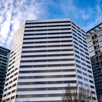 外壁洗浄後のオフィスビル。黒ずみが消え、建物の印象が明るく改善。