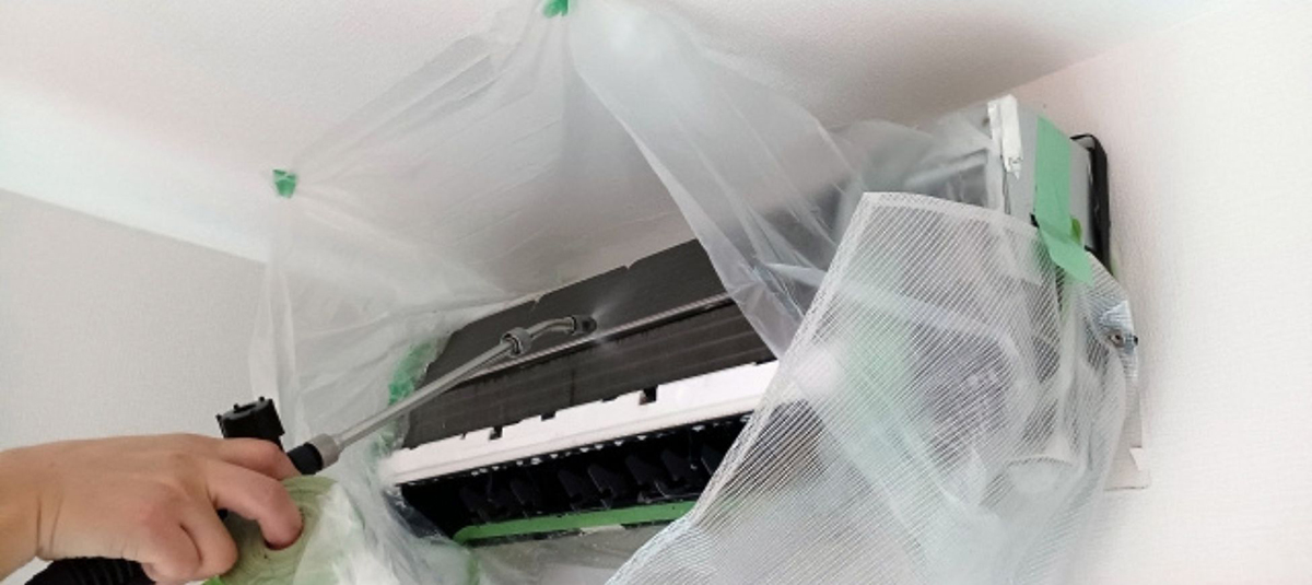 エアコンクリーニング施工中の様子。分解洗浄で内部のカビやホコリを除去。