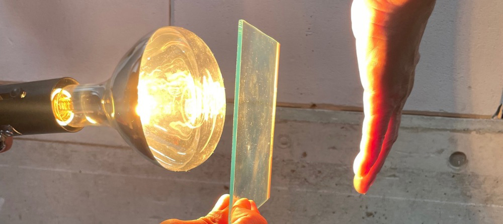 遮熱コーティングの体感キット。ライト照射でコーティング有り無しの温度差を比較できるデモ装置。