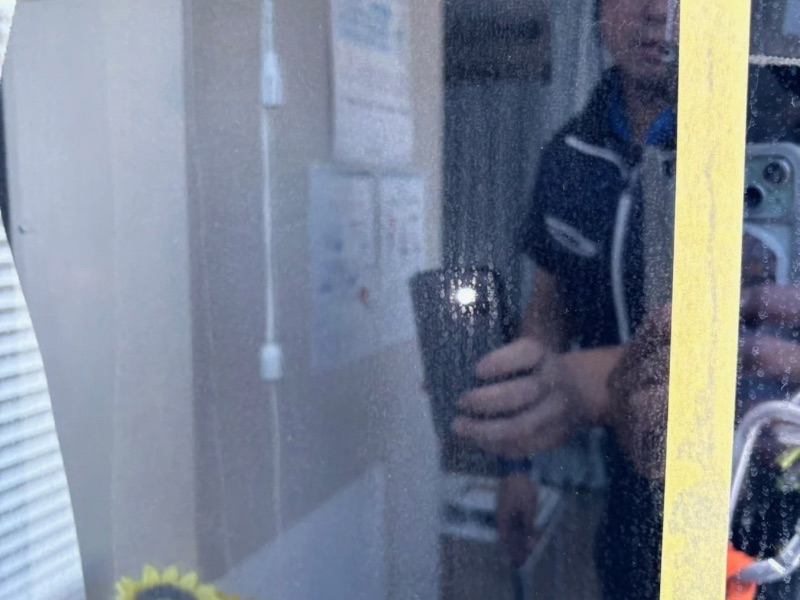 水垢が付着して白く曇った施工前の窓ガラスの状態