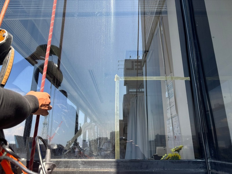 水垢除去・再生研磨後の窓ガラス。透明度が高く、クリアに仕上がった状態