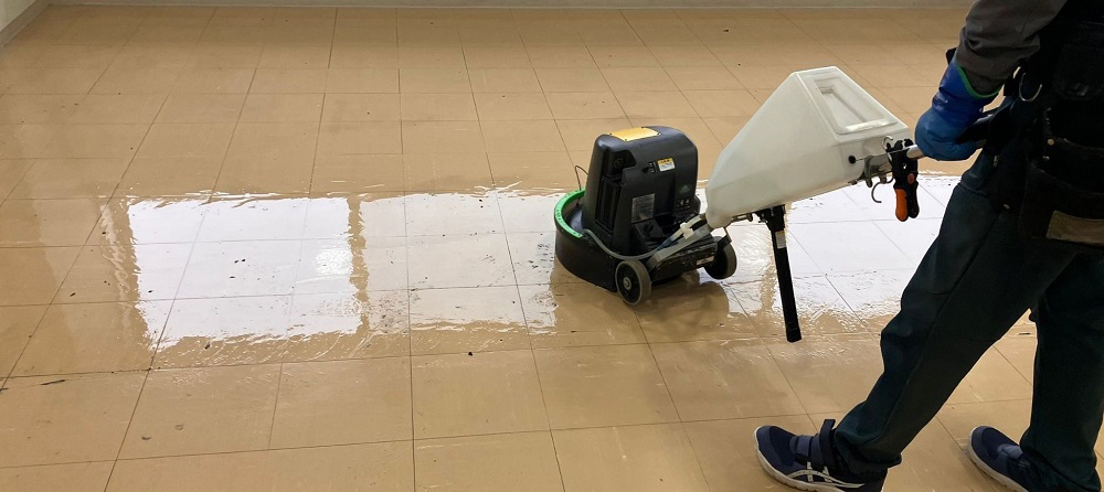 店舗フロアを機械洗浄で汚れを落としている作業中の様子