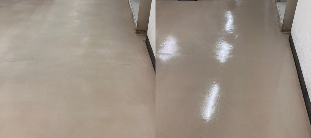 洗浄後の床にワックスを均一に塗布して仕上げている様子