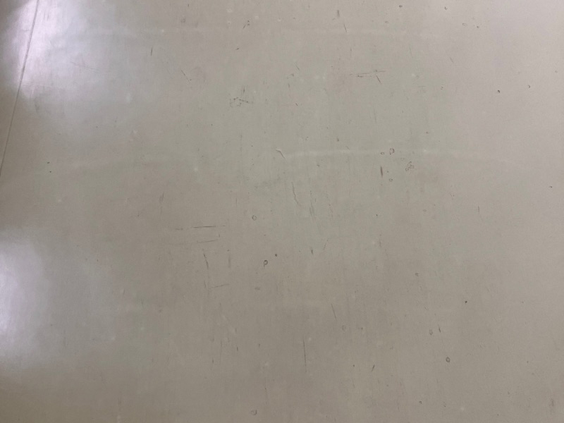 高校廊下の床に蓄積した黒ずみ汚れのアップ写真