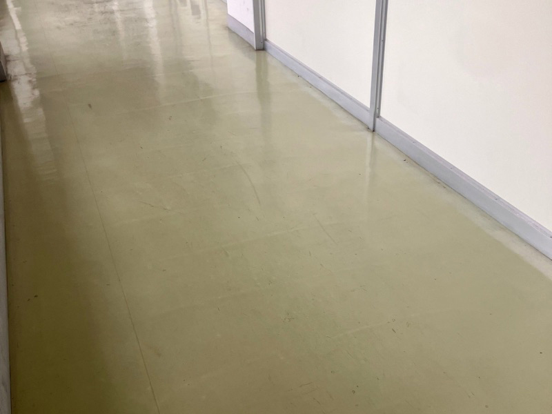 黒ずみが目立つ高校廊下の床（施工前）