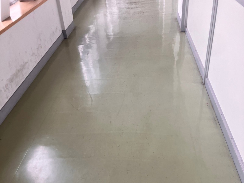 別角度から見た施工前の高校廊下床の様子
