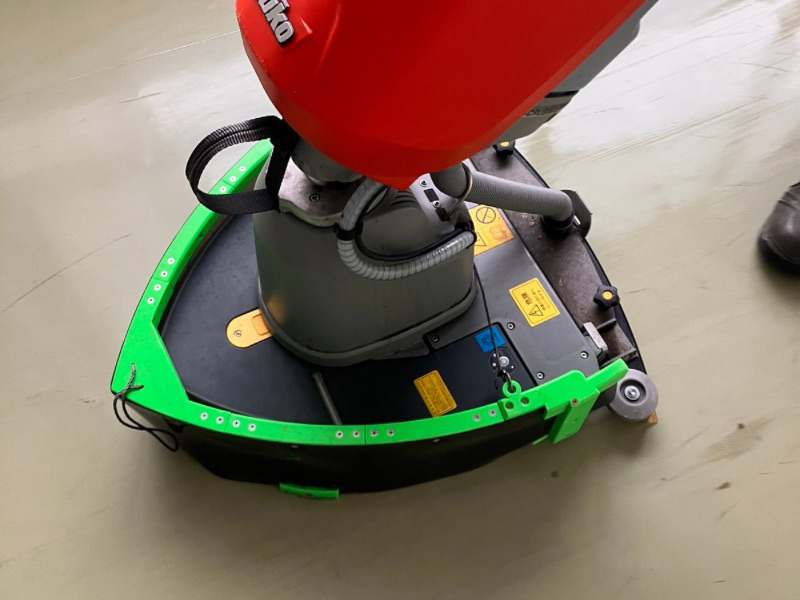 業務用スクラバーで高校廊下の床を洗浄している様子