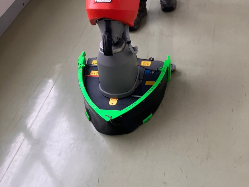 別角度から見た床洗浄作業中の様子