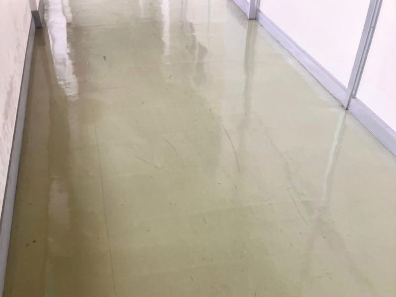 床洗浄とワックス施工後の高校廊下の床（施工後）