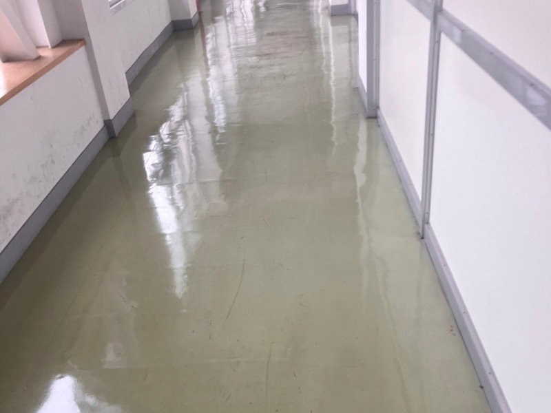施工後、明るさが戻った高校廊下の床（別角度）