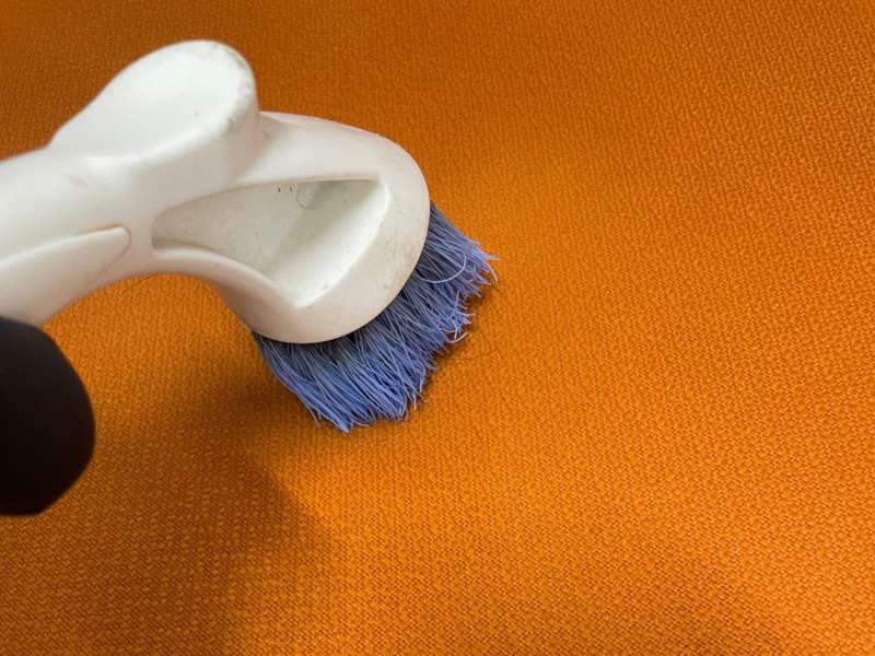 品川区オフィスでチェアをブラシ洗浄中。光触媒コーティング前の下地清掃。