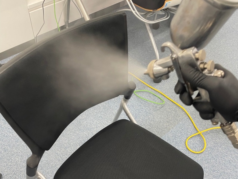 品川区オフィスでチェアに光触媒コーティング「CLEANEST NFE2」を施工中。