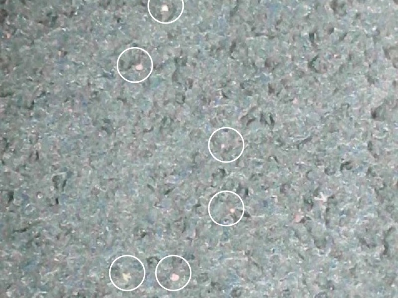 光触媒コーティング後、銅の付着反応で塗布が確認されたチェア表面の様子。