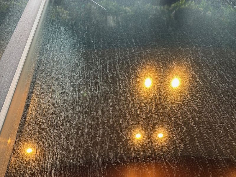 清掃後でも白い水垢が残る業務用ガラス。清掃では落ちない固着汚れのイメージ