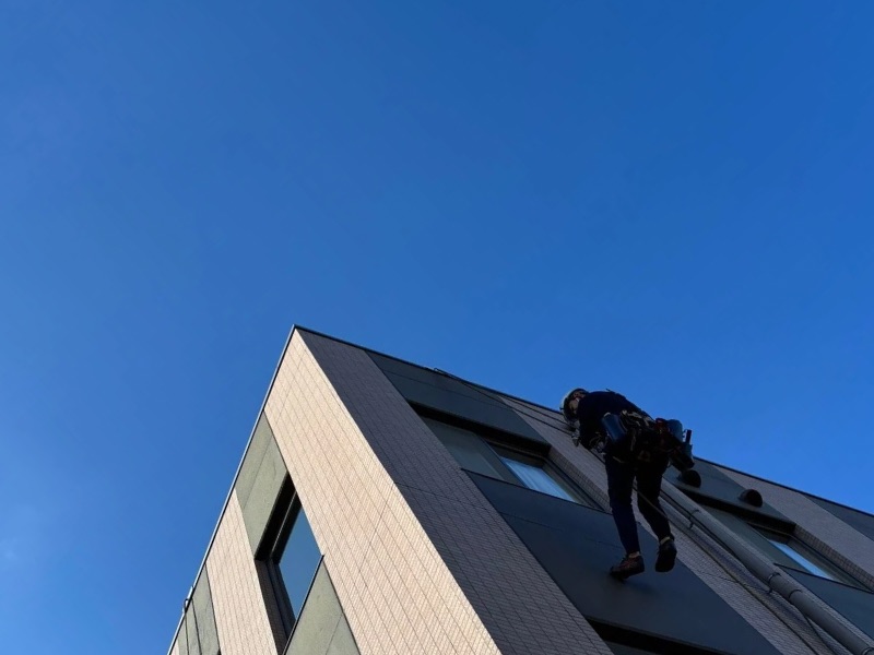 群馬県富岡市でロープ作業により高所窓ガラス清掃を行っている様子