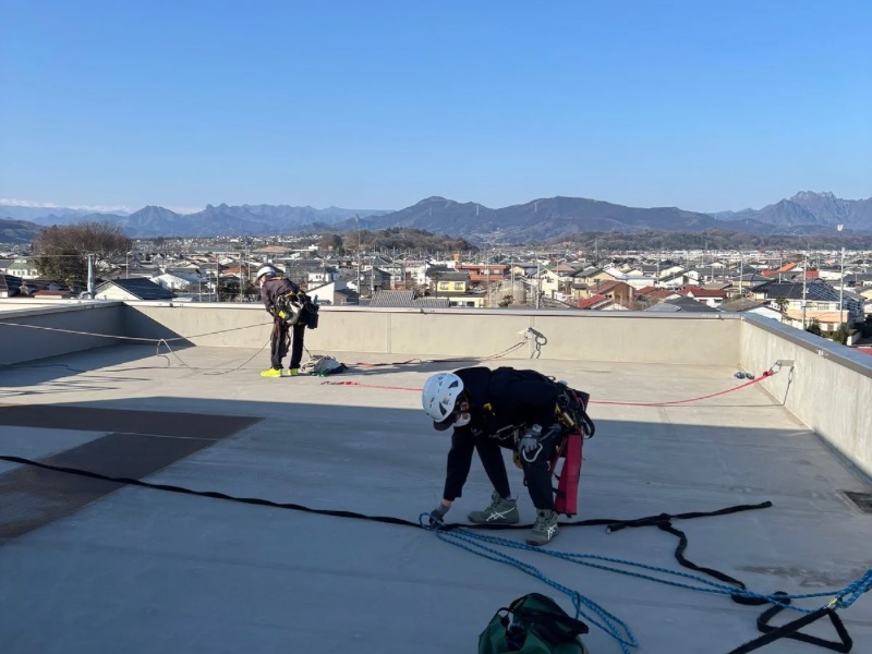 高所窓ガラス清掃の安全対策として行うロープセット準備