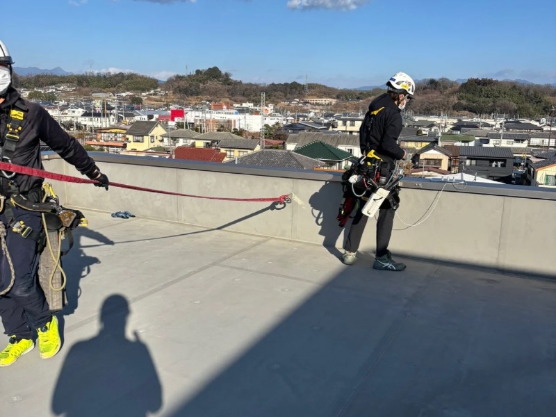 ロープ作業による高所窓ガラス清掃の事前準備風景