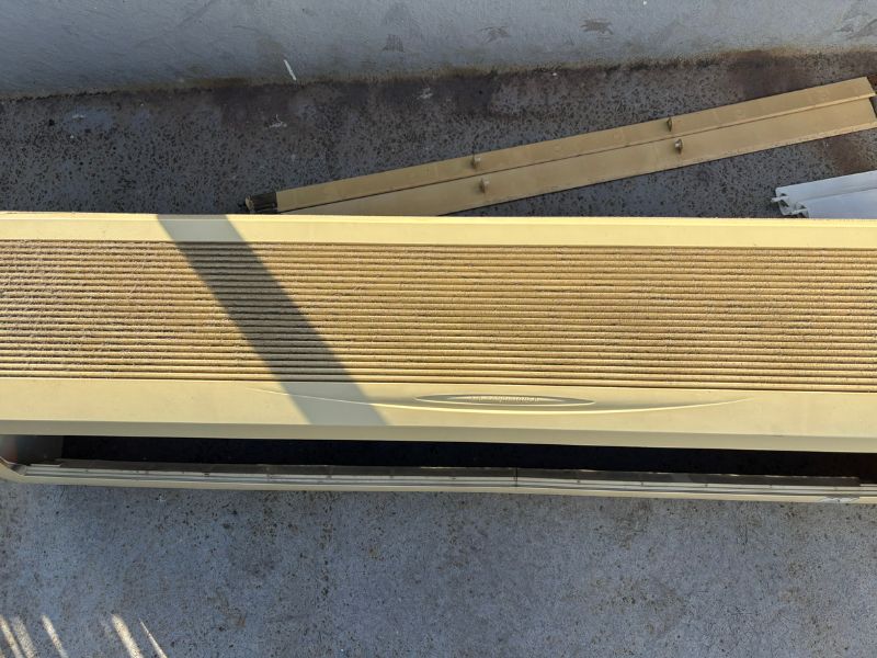 群馬県高崎市でエアコンクリーニング前の汚れが目立つエアコン全体の様子