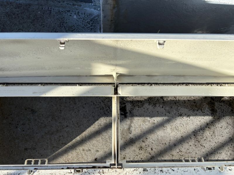 エアコンクリーニング前に内部に付着したホコリとカビ汚れ