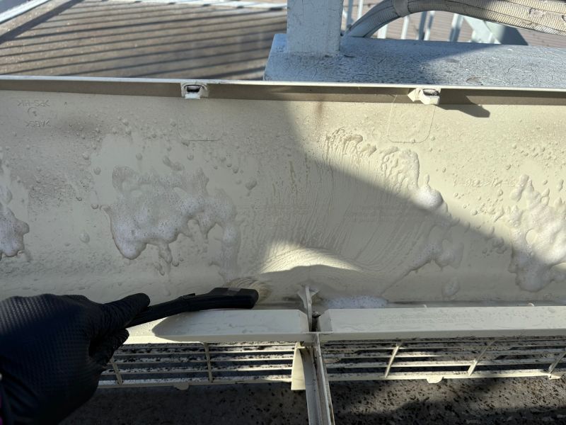 エアコン内部洗浄を行っているエアコンクリーニング作業中の様子