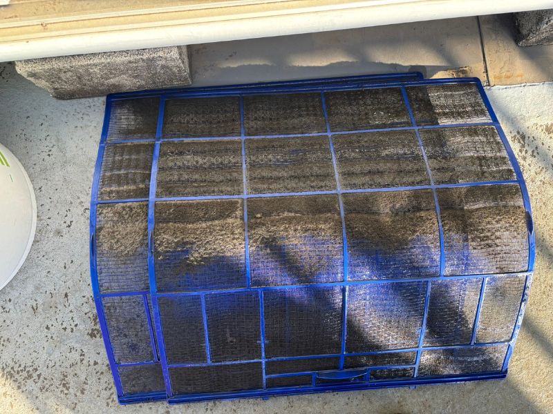 エアコンクリーニング前にホコリが詰まったエアコンフィルター
