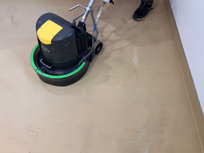 群馬県富岡市の施設で4800平米の床洗浄をポリッシャーで行う様子