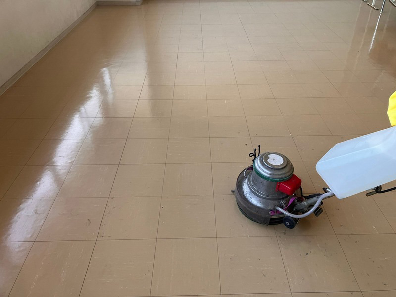 有限会社ライフクルーによるプロの床洗浄・フロアクリーニング作業