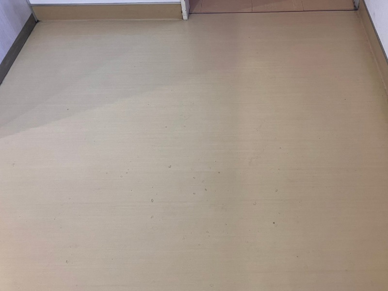 施工前：汚れと黒ずみで光沢を失った施設フロアの状態