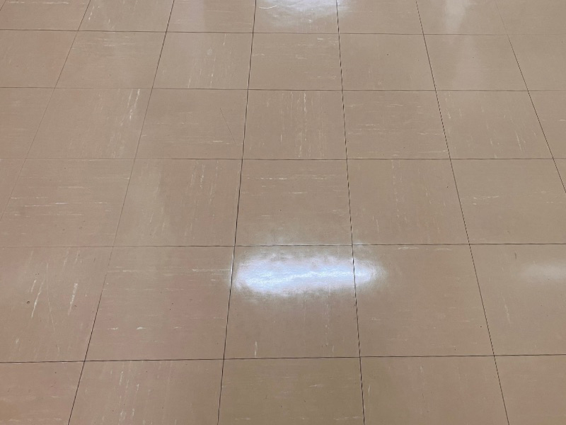 フロアクリーニングが完了し、照明が反射するほど綺麗になった床