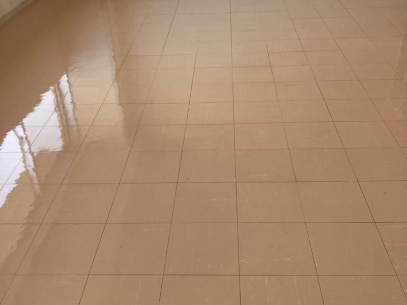 群馬県富岡市の現場にて清潔感を取り戻した床清掃の仕上がり