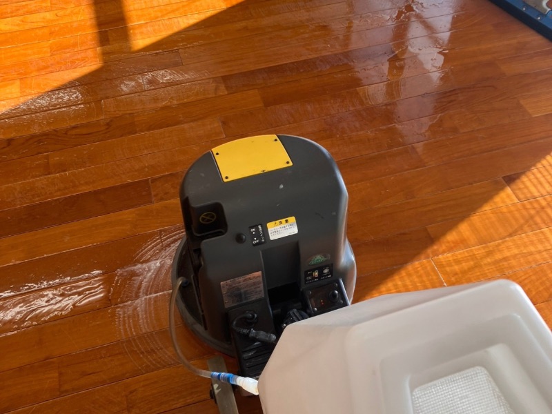 群馬県富岡市の施設にて業務用ポリッシャーで床の黒ずみを洗浄する様子