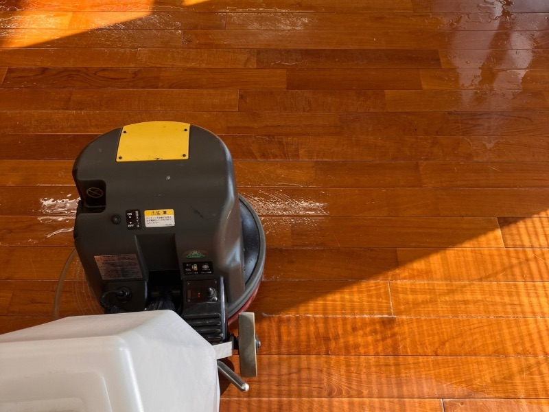 2000平米の広大なフロアを効率的に洗浄するライフクルーの作業風景