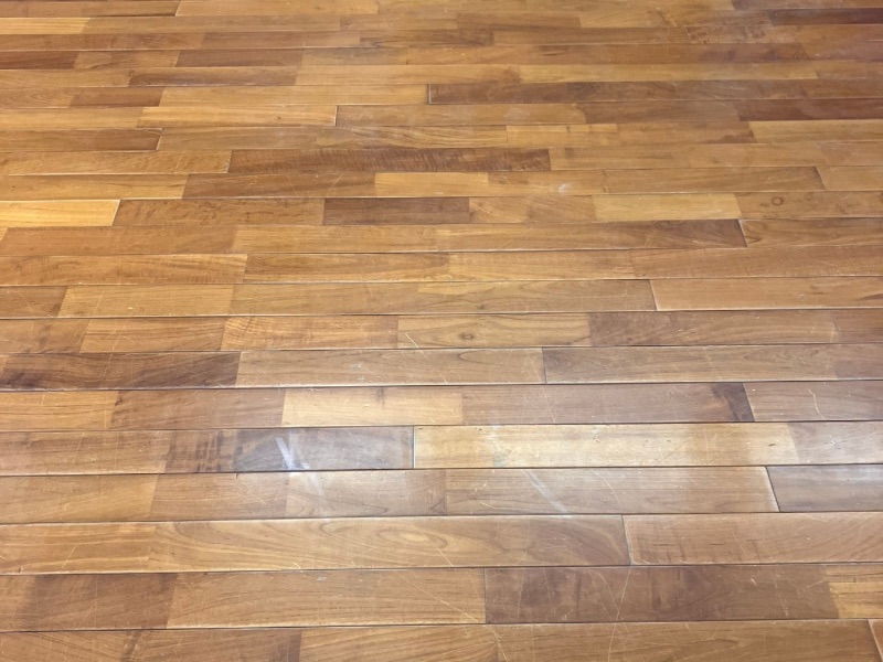 施工前、人の通り道に沿って黒ずみや汚れが蓄積した床面