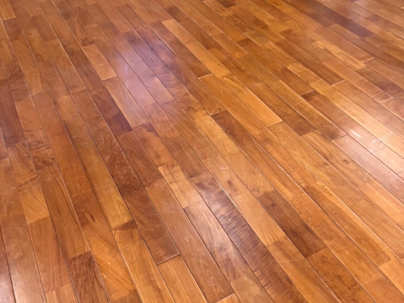 ワックスが剥がれ、光沢を失って暗い印象になった清掃前の床