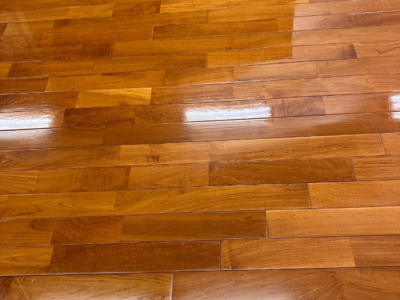 洗浄・ワックス施工後、黒ずみが消え明るく輝くフロアの様子