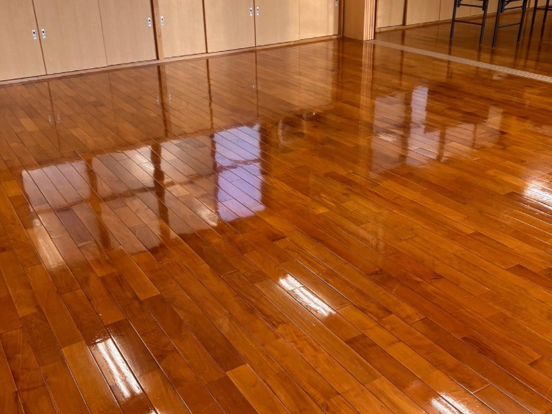 床洗浄とワックス仕上げにより、清潔感と美しい光沢が復活した床面