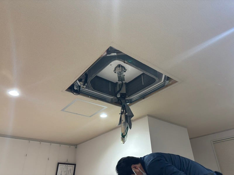 群馬県富岡市での業務用エアコン分解洗浄。熟練スタッフによるパネル取り外し