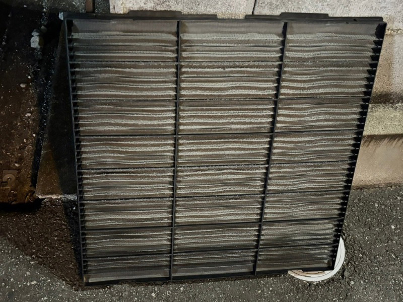 ホコリと目詰まりが深刻な施工前の業務用エアコンフィルター