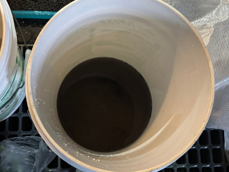 業務用エアコン内部から排出された真っ黒なカビ汚れと汚水