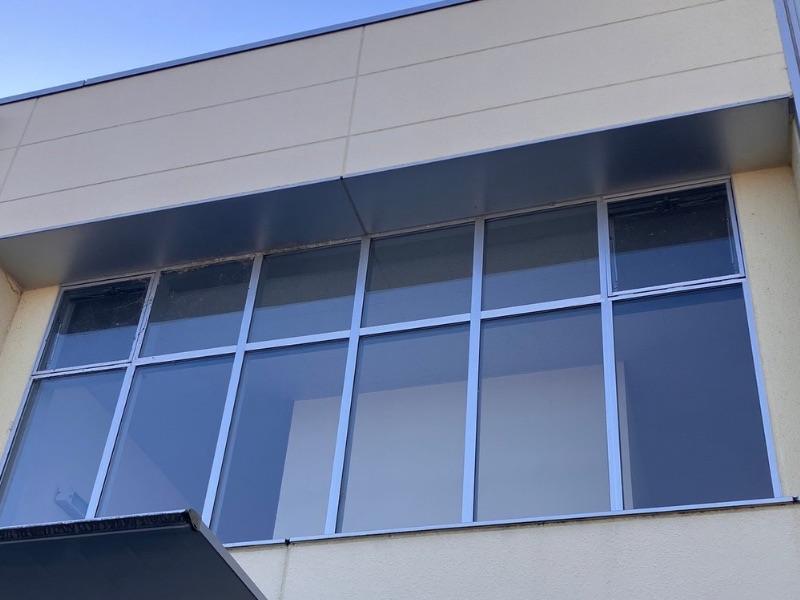 群馬県藤岡市で1000平米の窓ガラス清掃を行った建物の外観全体像