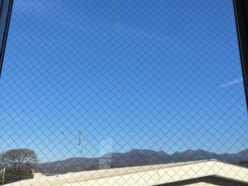 砂埃と雨だれで白く濁ってしまった清掃前の窓ガラス