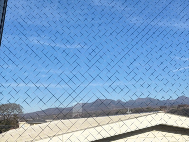 施工完了後、透明感が復活して景色が透き通る窓ガラス