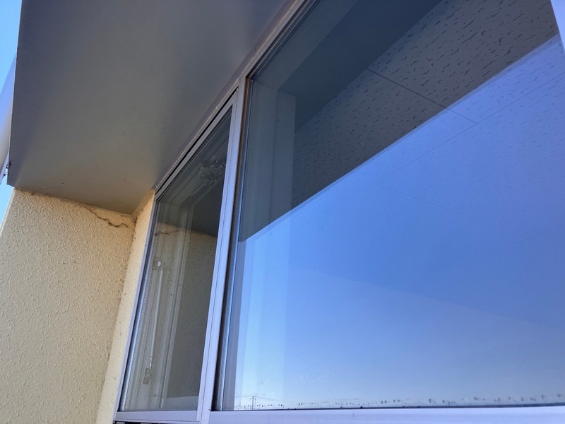 蜘蛛の巣を完全に除去し、清潔感を取り戻した窓枠のアップ