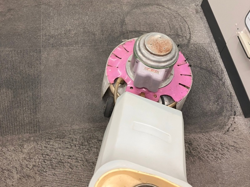 高崎市のオフィスでポリッシャーを使用しカーペットのシミ汚れを浮かす洗浄作業
