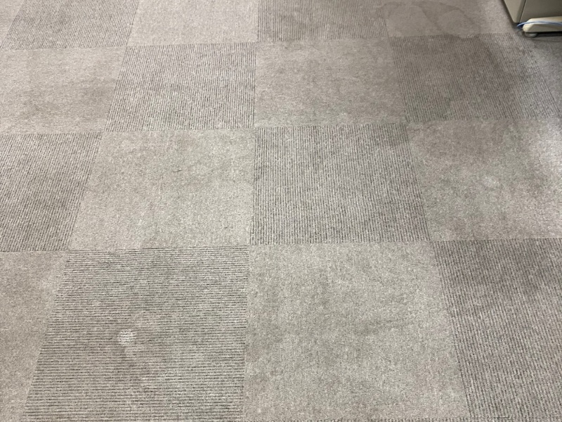 群馬県高崎市のオフィス100平米のカーペット清掃前の様子