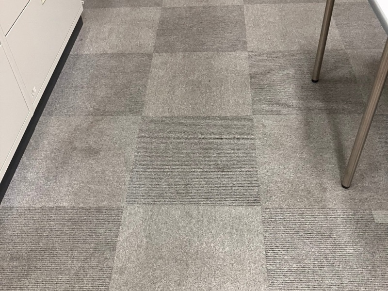 高崎市の事務所デスク下の椅子によるカーペットの黒ずみ